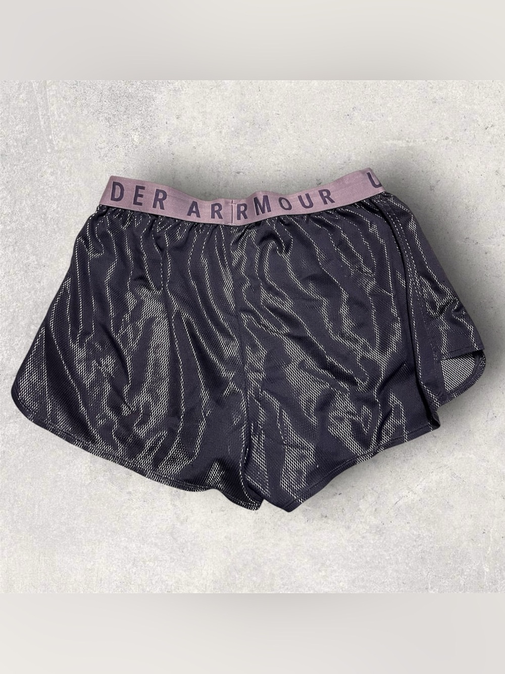 Under Armour Shorts Womens Medium Black HeatGear - Picture 2 of 4